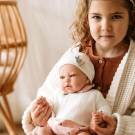 Μωρό Elegance Andie 40cm με ρεαλιστικό Βάρος και Παπλωματάκι - Munecas Arias (60684)