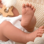 Μωρό Elegance Aria 38εκ με ρεαλιστικό Βάρος και Καλάθι Μπεζ - Munecas Arias (60681)