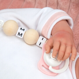 Μωρό Νεογέννητο Reborn Lola 40 εκ με Ροζ Καλάθι - Munecas Arias (98110)