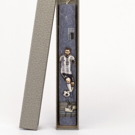 Πασχαλινή Λαμπάδα Πλακέ με Ποδοσφαιριστή Μπλε (26074B)Πασχαλινή Λαμπάδα Πλακέ με Ποδοσφαιριστή Μπλε (26074B)