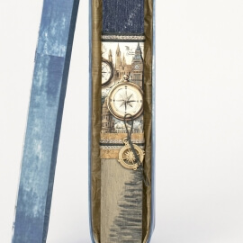 Πασχαλινή Λαμπάδα Πλακέ με Πυξίδα Μπλε (26079B)Πασχαλινή Λαμπάδα Πλακέ με Πυξίδα Μπλε (26079B)