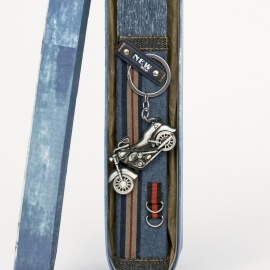 Πασχαλινή Λαμπάδα Πλακέ με Μπρελόκ Μηχανή Μπλε (26085B)Πασχαλινή Λαμπάδα Πλακέ με Μπρελόκ Μηχανή Μπλε (26085B)