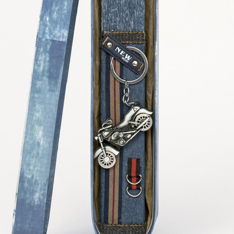 Πασχαλινή Λαμπάδα Πλακέ με Μπρελόκ Μηχανή Μπλε (26085B)Πασχαλινή Λαμπάδα Πλακέ με Μπρελόκ Μηχανή Μπλε (26085B)