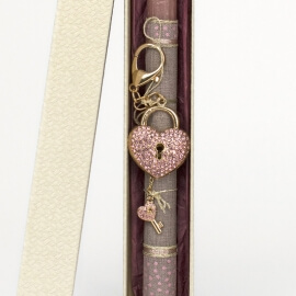 Πασχαλινή Λαμπάδα με Μπρελόκ Καρδιά Κλειδαριά Ροζ Σκούρο (26129P)Πασχαλινή Λαμπάδα με Μπρελόκ Καρδιά Κλειδαριά Ροζ Σκούρο (26129P)