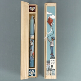 Πασχαλινή Λαμπάδα σε Ξύλινη Κασετίνα για Αγόρι Μπλε (26142B)Πασχαλινή Λαμπάδα σε Ξύλινη Κασετίνα για Αγόρι Μπλε (26142B)