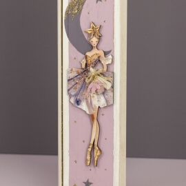 Πασχαλινή Λαμπάδα σε Ξύλινη Κασετίνα με Μπαλαρίνα (26149)