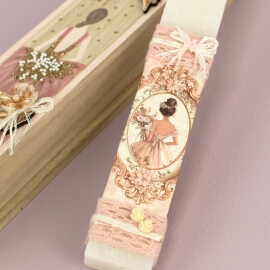 Πασχαλινή Λαμπάδα σε Ξύλινη Κασετίνα Κορνίζα με Κοπέλα (26150)