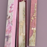 Πασχαλινή Λαμπάδα Πλακέ με Σκουλαρίκια Πεταλούδες Λιλά (25105L)